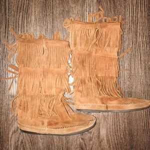 Minnetonka brown fringe boots. Size 7!!